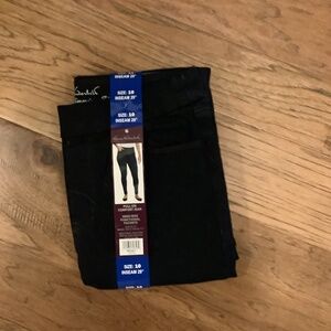 Gloria, Vanderbilt pull on comfort, jeans